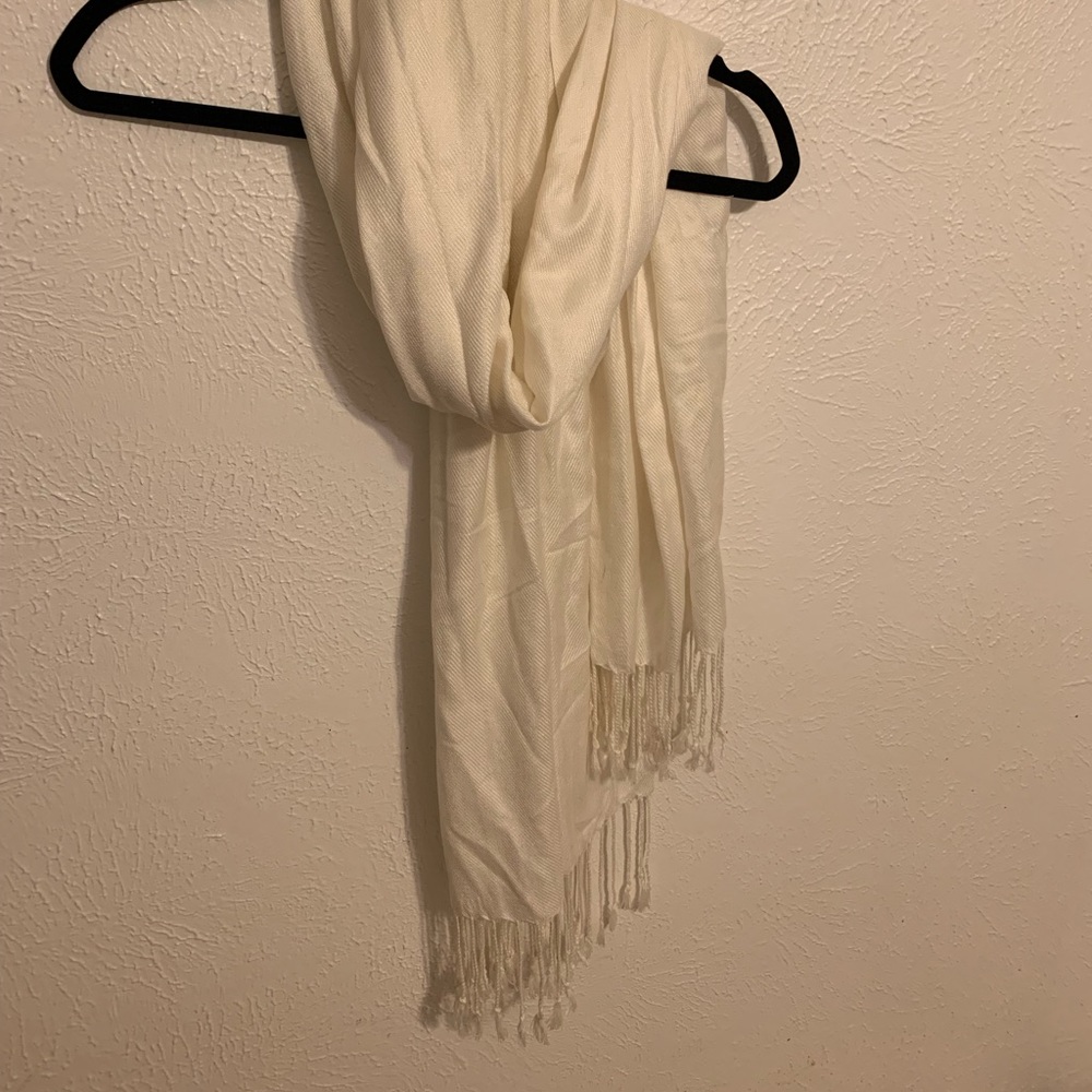 Cute off-white scarf!